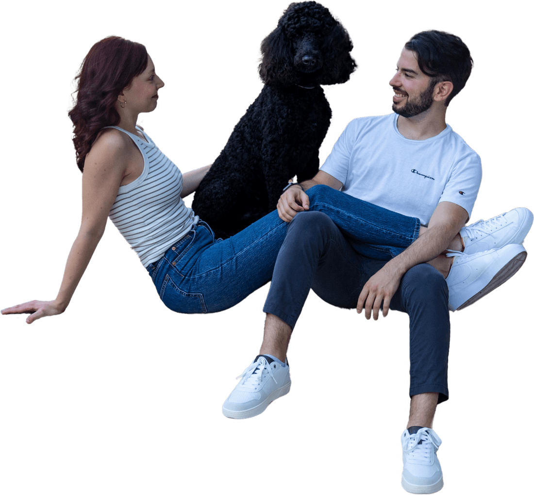 Jojo Gavrilovic und Hratsch Ohanjan, die Gründer der FIRE Finanzberatung, mit ihrem Hund